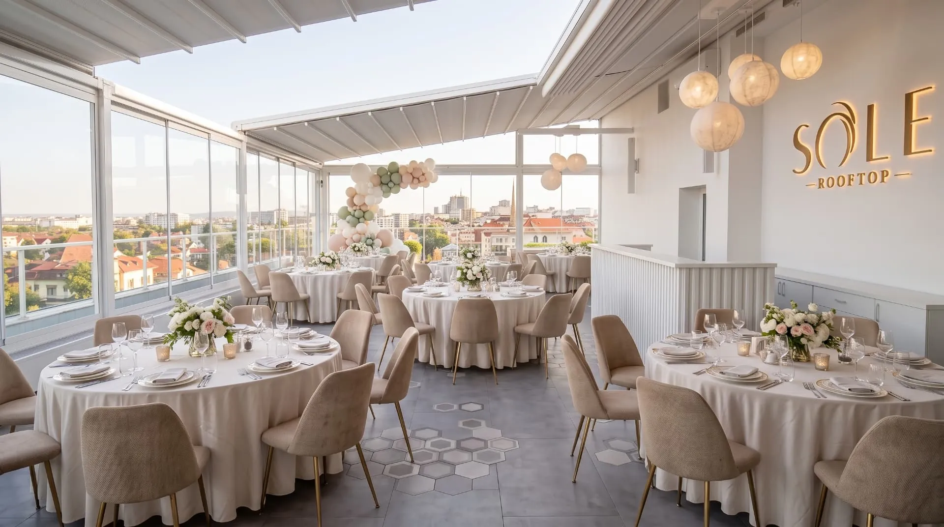 Sala Sole Rooftop decorată pentru botez, cu baloane și flori în tonuri pastelate
