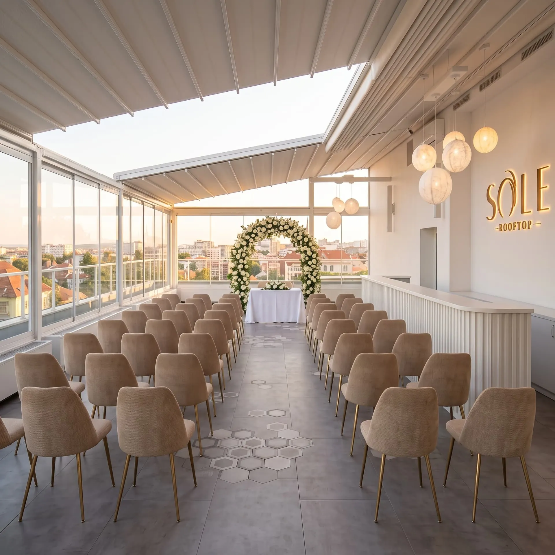 Terasa Sole Rooftop amenajată pentru cununie civilă, cu arcadă florală și scaune pe două rânduri