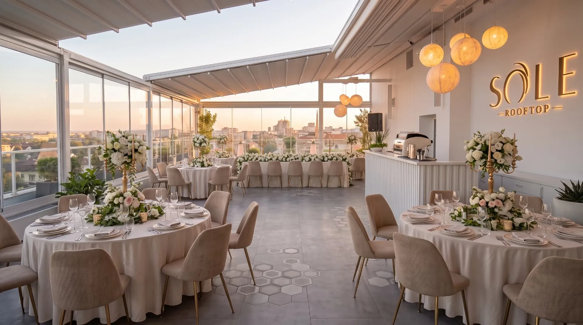 Sala Sole Rooftop aranjată pentru nuntă, cu aranjamente florale albe pe mesele rotunde