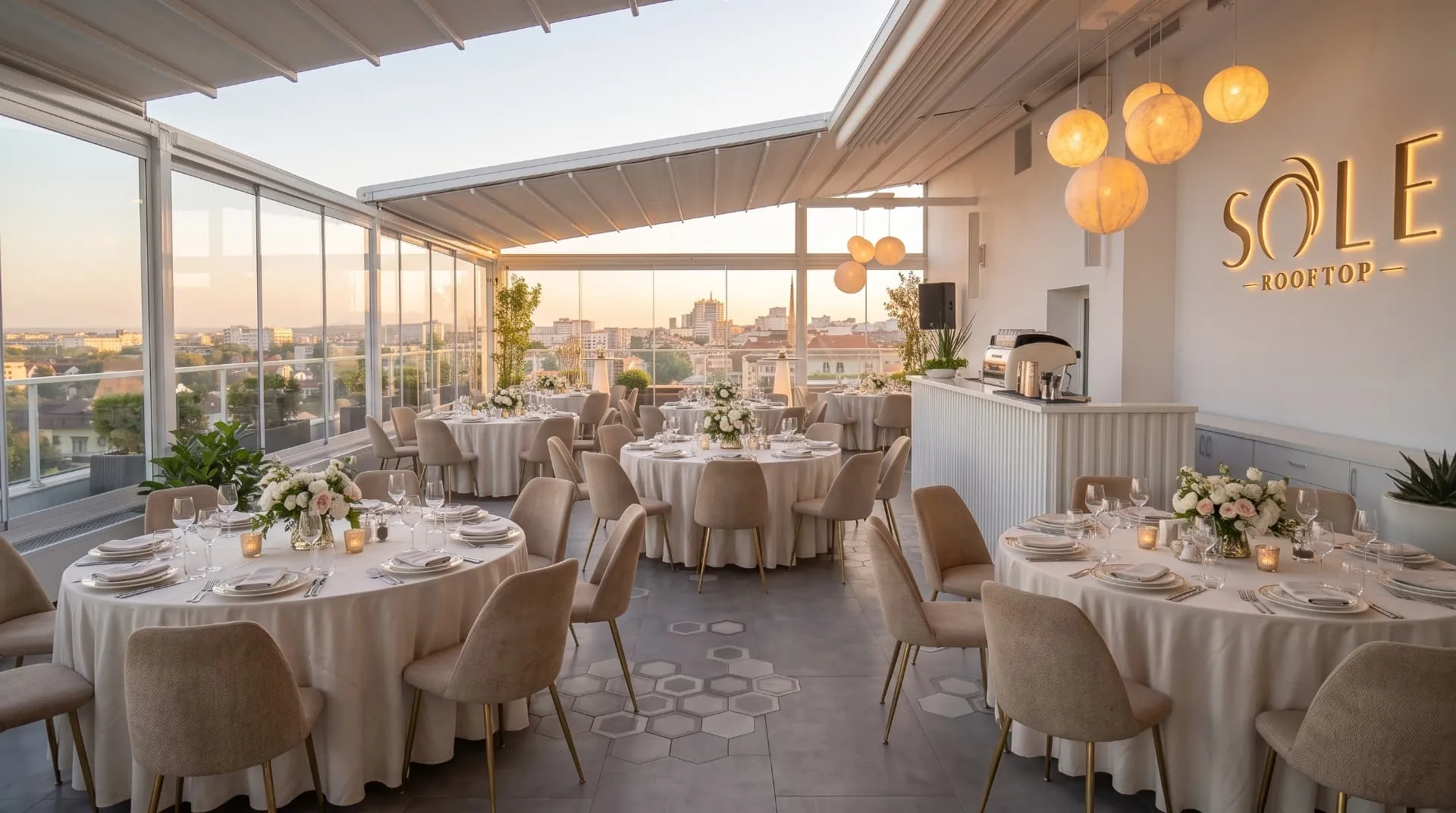 Sala Sole Rooftop la apus, cu mese rotunde aranjate și orașul văzut prin pereții de sticlă